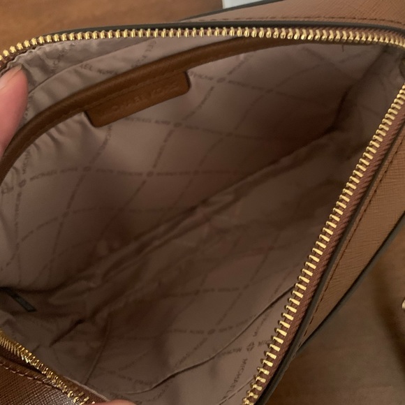 HP😍  New mk😍 large ew crossbody - Picture 4 of 8